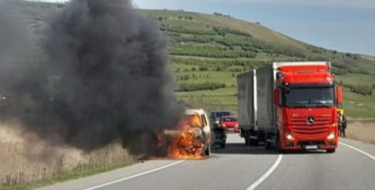 Lángra lobbant egy autó a kolozsvári körgyűrűn